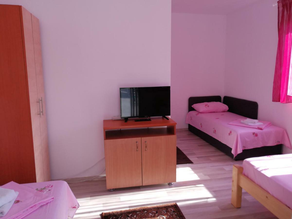 Vila Baciu Hotel ตูซลา ภายนอก รูปภาพ
